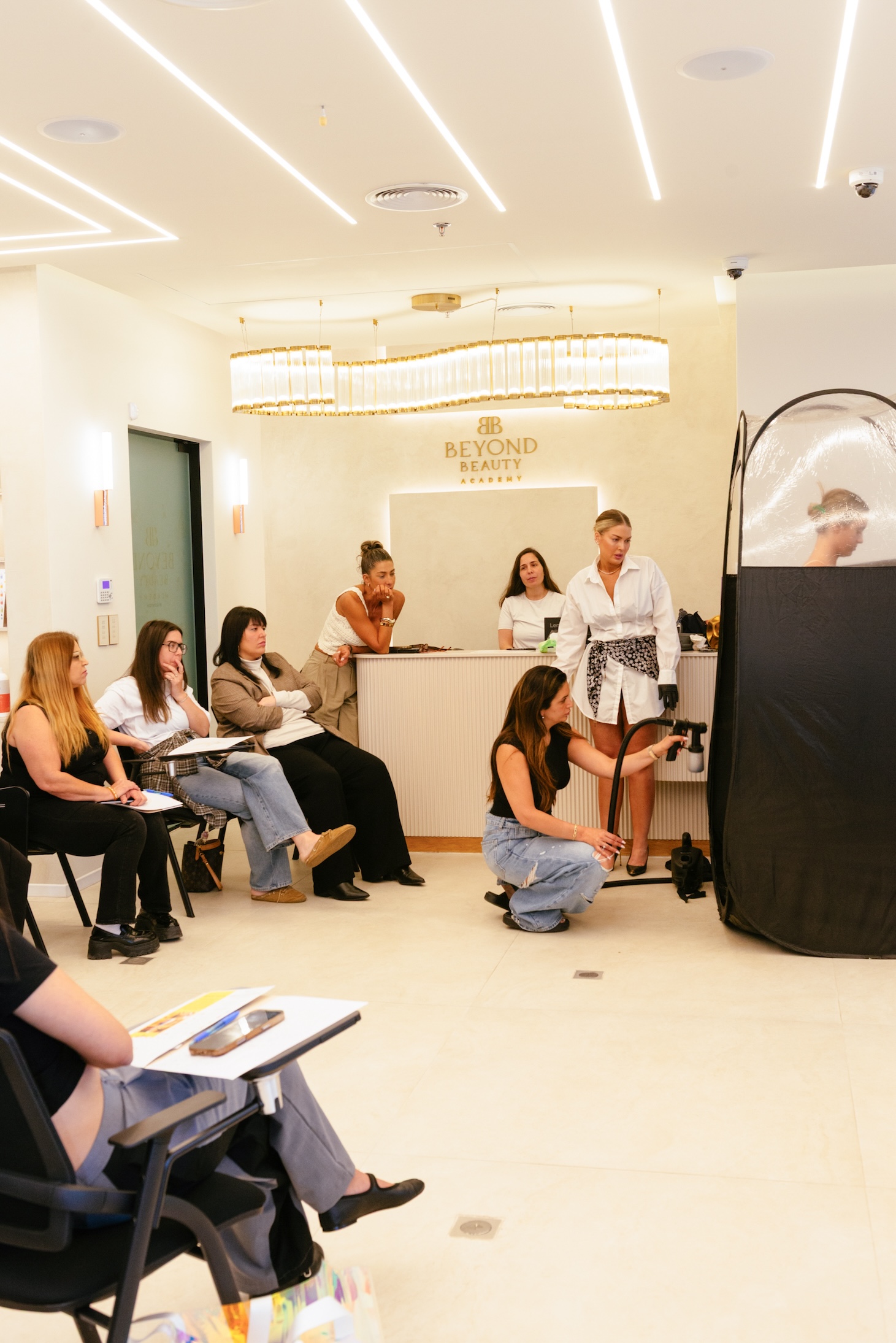 הכשרה באקדמיה של Beyond Beauty Academy