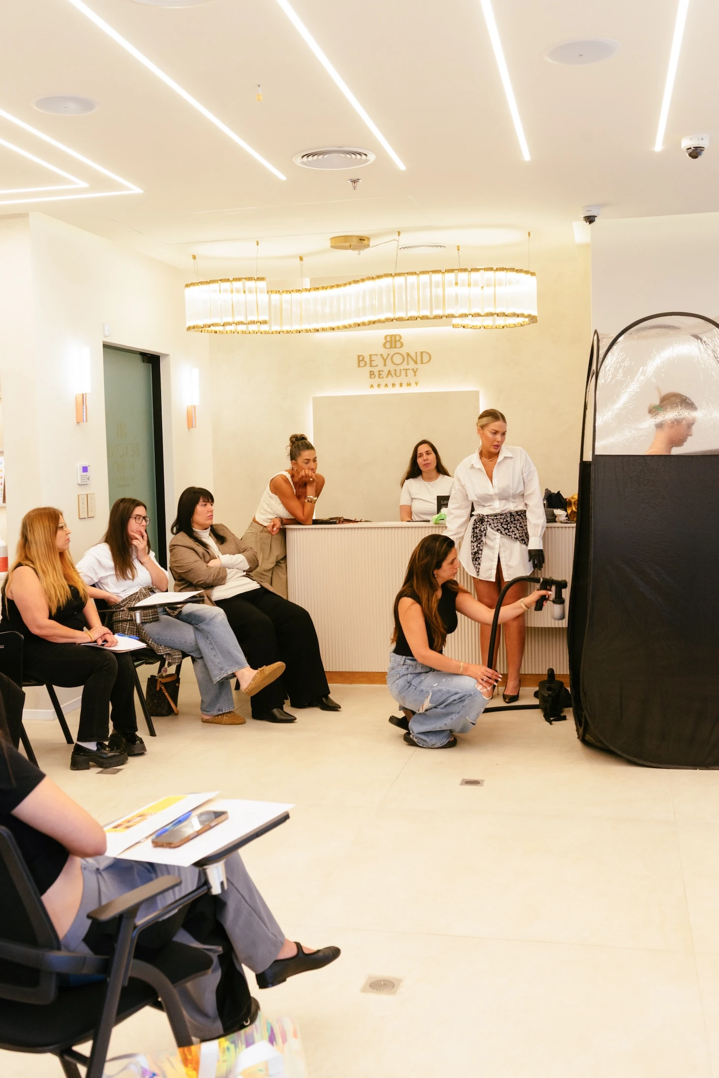 הכשרה באקדמיה של Beyond Beauty Academy